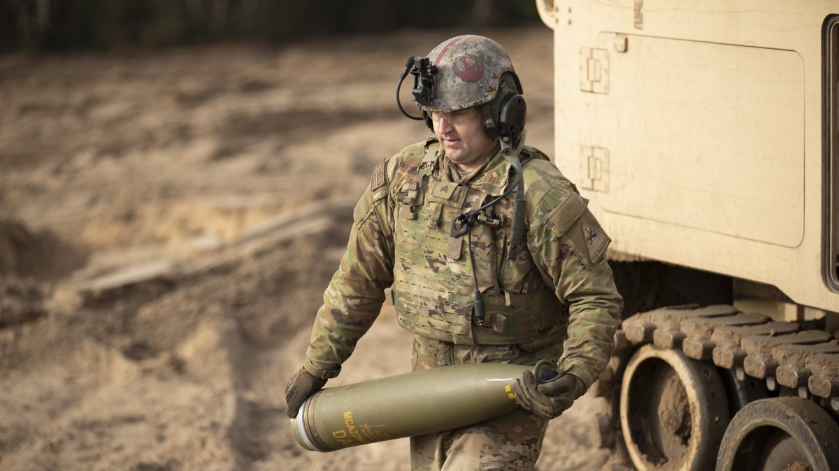 2ABCT1AD's tweet image. Out with a bang! @ironthunder_bn Demonstrates #lethality and a whole lot of #combatpower as they conduct Artillery Table XV! #thunder #IronSoldiers #StrikeHard 
@1stArmoredDiv @3rd_Infantry @VCorps @USArmyEURAF @FORSCOM @US_EUCOM