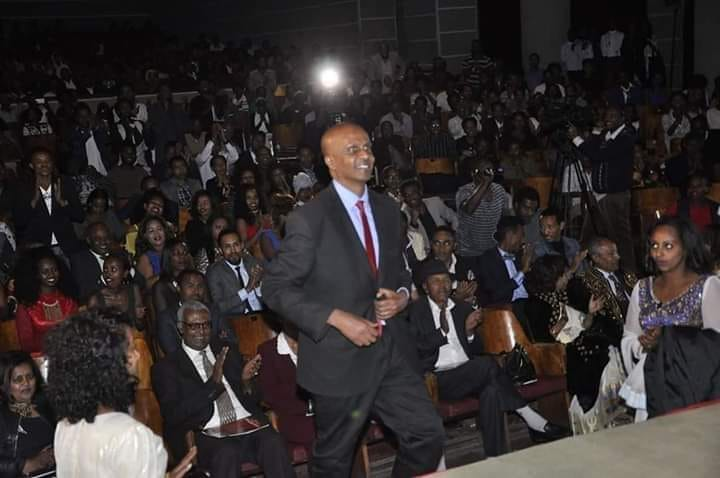 "እስክንድር ነጋ ከቆመበት ከፍተኛ የህሊና ኮረብታ ላይ የደረሰና የቆመ ማንም የለም......ማንም !!!!። 

ከኮረብታው ስር ያሉና ኮረብታውን ገና በመውጣት ላይ ያሉ እስክንድር ላይ የሚንጸባረቀውን የህሊና ኮከብም ማየት አይችሉም !!!!

ባለኩራዞች ደማቅ