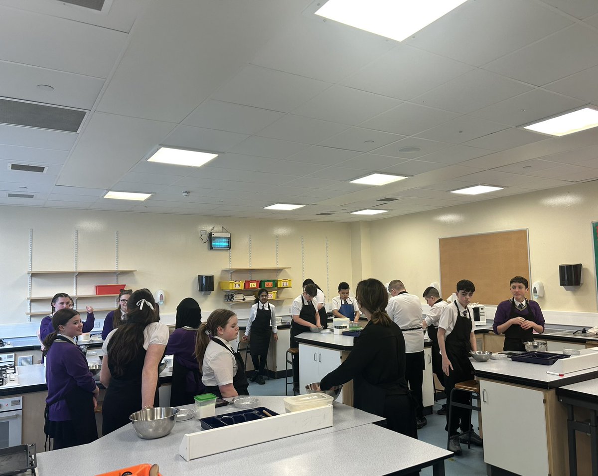 SPTAspanish's tweet photo. Abair làitheachan trang! We’ve packed loads in over the past couple of days for #SeachdainNaGàidhlig. There’s been shortbread masterclasses and tartan weaving competitions. Huge thanks to our amazing Home Economics and Art departments for hosting these 🫶🏴󠁧󠁢󠁳󠁣󠁴󠁿 https://t.co/AYgHAq9zy9