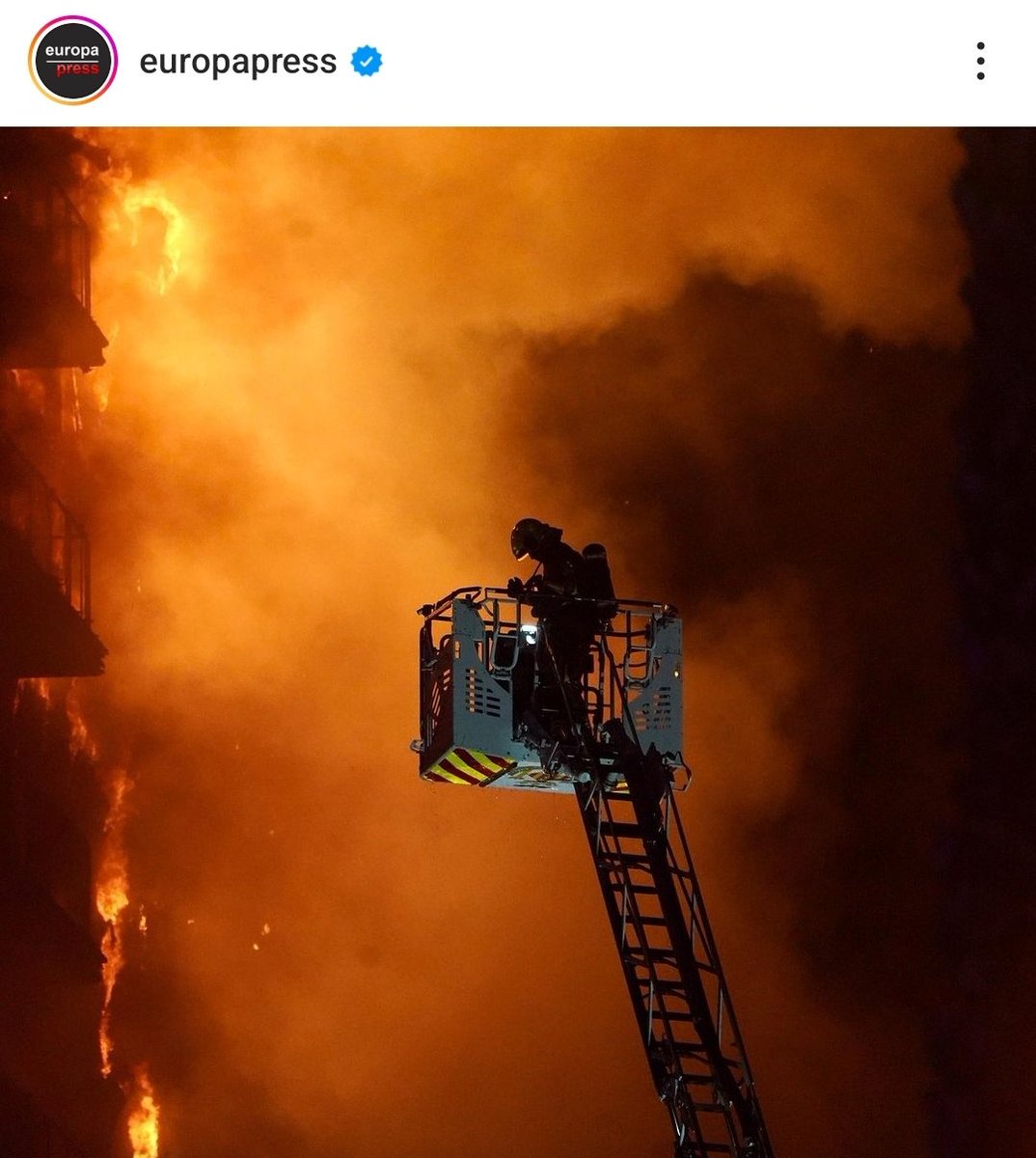Mi enorme admiración a los bomberos valencianos y venidos de otras provincias por su grandísimo trabajo en la extinción del incendio de Valencia
➡️Nunca tendremos suficientes palabras para agradecer vuestra labor
➡️Y x supuesto,a los sanitarios encargados de atender a los heridos