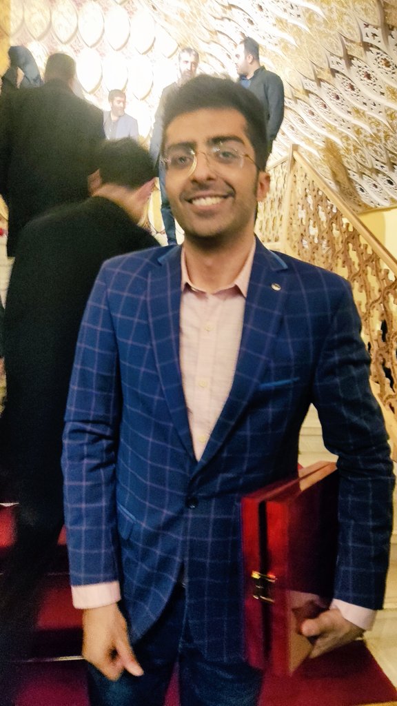 havas_paart's tweet image. به نمایندگی از بقیه‌ی تیم همزمان با تشویق همه‌ی حضار با طمانینه بالای سن رفت. به عنوان تیم برتر شناخته شده بودند. یک جایزه ۵ میلیارد تومانی +۱۵ میلیارد تومان تسهیلات به اونا اهدا می‌شد تا طرحشون رو توسعه بدن. مجری ازش پرسید خیلی خوشحالی نه؟ گفت نه حقیقتا! خیلی خوشحال نیستم. گفت…