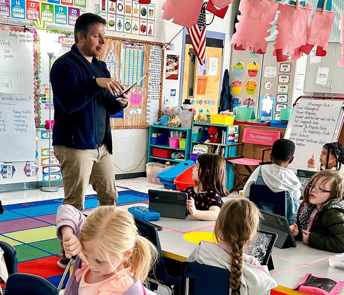 PearlPSD's tweet photo. Dan Koch from Apple led Mrs. Humphrey’s kindergarten class on an exciting map journey, enriching their learning experience through the use of Apple technology in our classrooms! 🍎🌍 #wearepearl #fillyourstage #technologyintheclassroom https://t.co/86XzfxcuYD