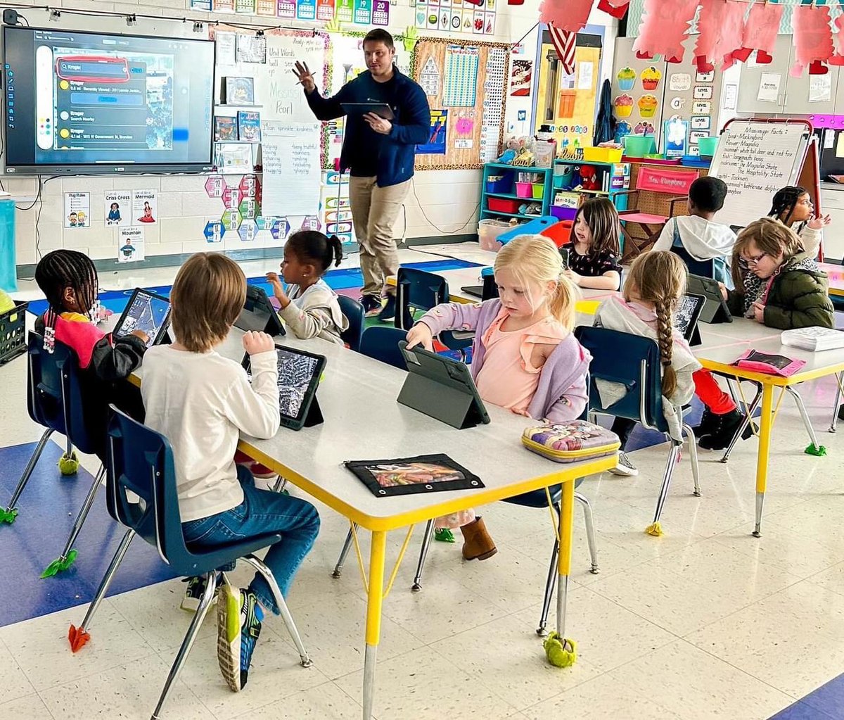 PearlPSD's tweet photo. Dan Koch from Apple led Mrs. Humphrey’s kindergarten class on an exciting map journey, enriching their learning experience through the use of Apple technology in our classrooms! 🍎🌍 #wearepearl #fillyourstage #technologyintheclassroom https://t.co/86XzfxcuYD