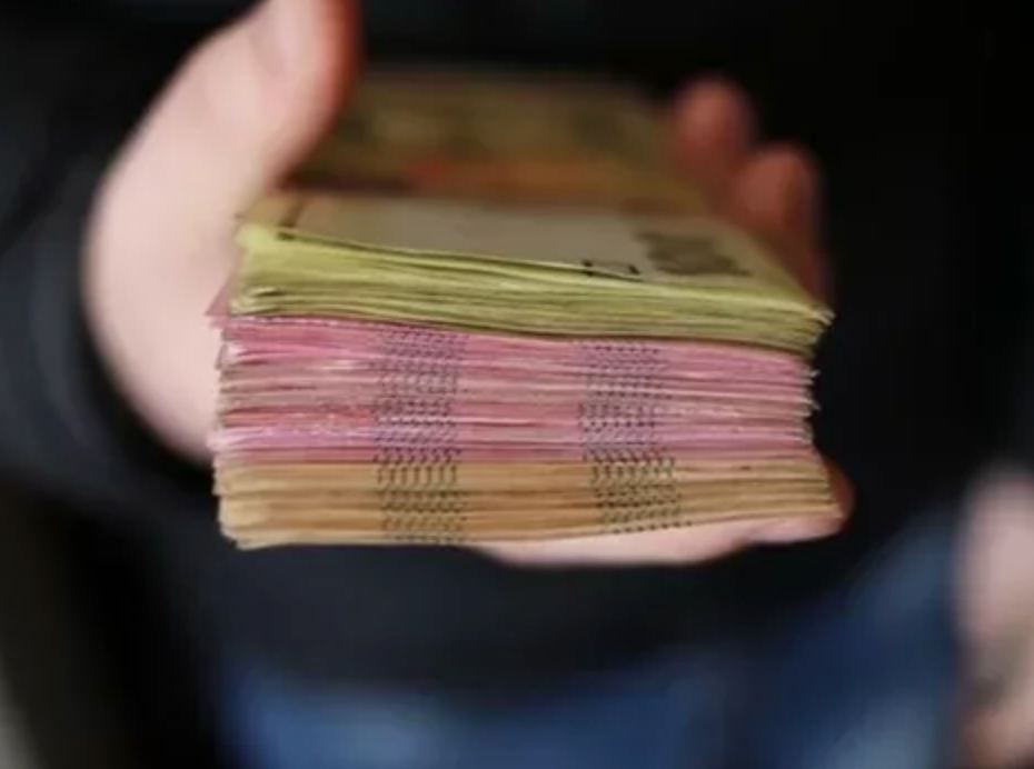 🇺🇦 En 2023, 12 374 Ukrainiens ont déclaré des revenus de plus d'un MILLION d’hryvnias (35K$ CND), ce qui correspond à une hausse de 16% de millionnaires. 

Continuez à envoyer de l'argent : il y a une 'guerre' en Ukraine. 🥴

visitukraine-today.translate.goog/blog/3394/the-…

#Ukraine #argent #impot #euro