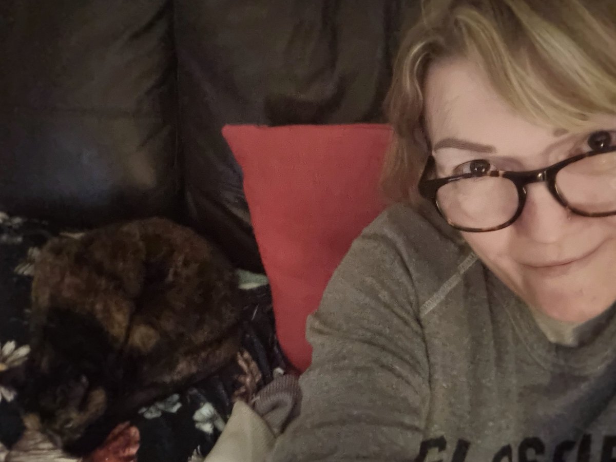 Karen_acts's tweet photo. Thursday evening. Her and me. Ready for 4 days off. Some writing, editing, and recording lies ahead, along with adding a final piece to my left arm sleeve and a trip to a ship in a bottle. xx #makingtimecount #igomyownwaylove https://t.co/JLDLDQQwan