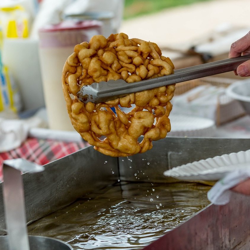 Toen gefrituurde desserts zich verspreidden over Europa en Azië, was het slechts een kwestie van tijd voordat ze Amerika bereikten. Wat we tegenwoordig kennen als de trechtercake, was een van de eerste gefrituurde desserts dat door immigranten naar Amerika werd gebracht.