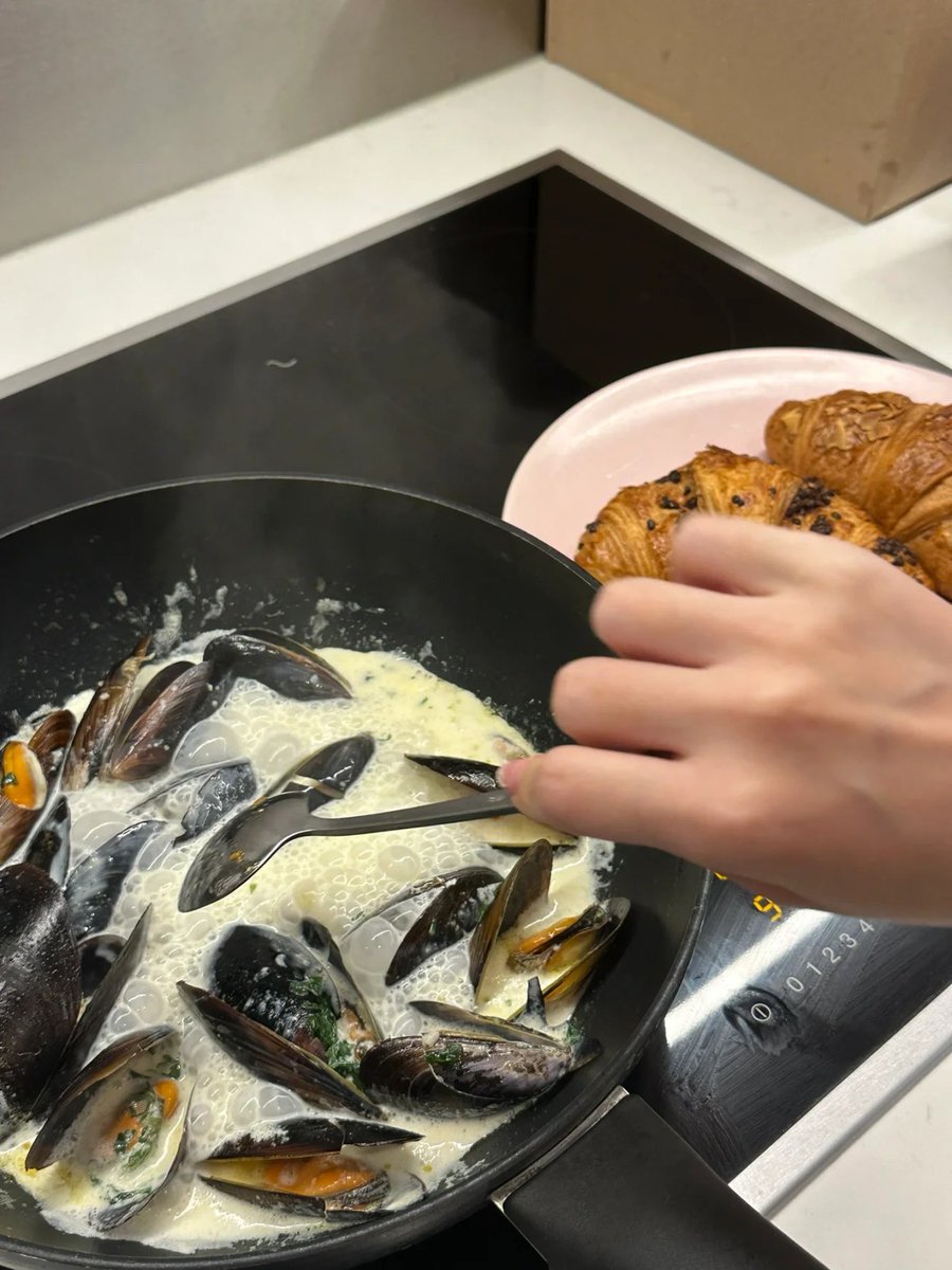 Lettyzae's tweet photo. Feeling a little shellfish tonight🤭😋 https://t.co/qobY1rLHtr