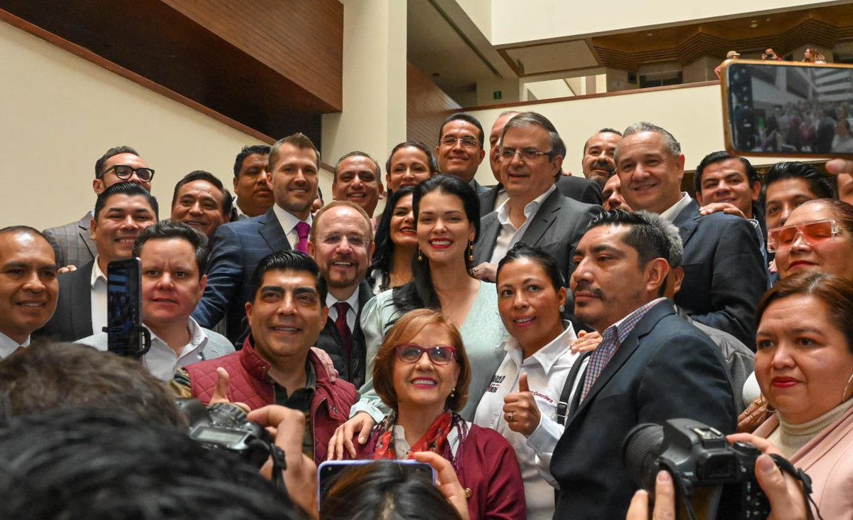 m_ebrard's tweet photo. Me registré como candidato a Senador por la coalición Sigamos Haciendo Historia que integran MORENA, PT y PVEM. Gracias a Rosy ❣️y a quienes me acompañaron !! https://t.co/VNvmF2usmE