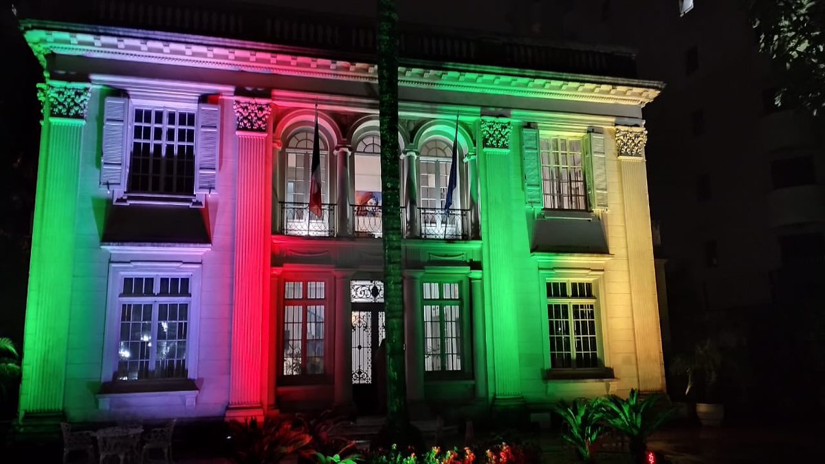 O IICSP foi iluminado ontem, dia  21, em ação organizada pelo <a href="/ItalyinSaoPaulo/">Italy in Sao Paulo</a> para celebrar os 150 anos da imigração italiana no Brasil.

#diadoimigranteitaliano #150imigraçãoitaliana