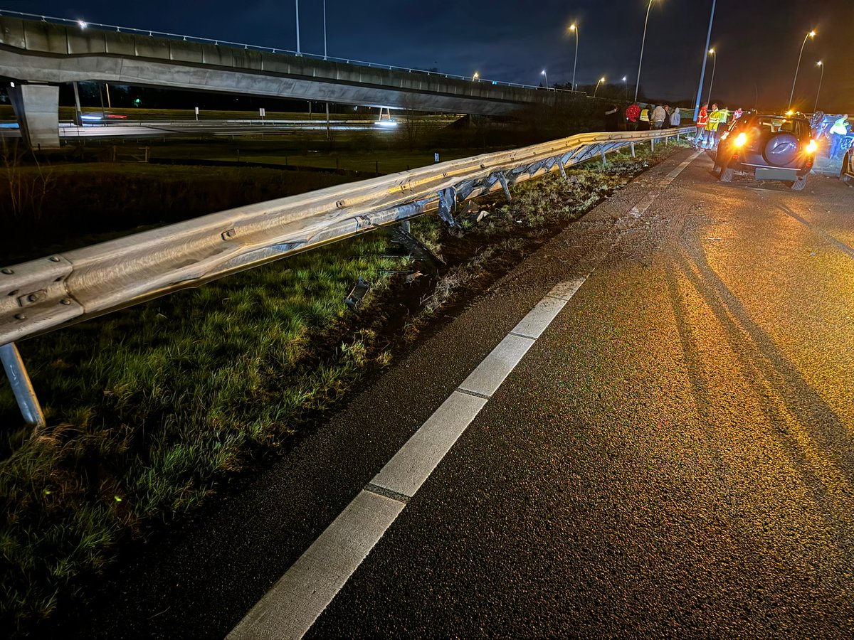 Vanavond heeft op de #N2 tussen #Eindhoven en #Best een ongeval plaatsgevonden met 2 personen auto’s. Hierbij is de vangrail beschadigd. ❌ op de linker rijstrook. Aannemer is onderweg om de vangrail te herstellen.