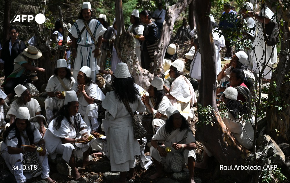 Lina Vanegas Estrada (@linavaes) on Twitter photo Bajo un inmenso árbol los sabios indígenas mascan coca y reflexionan sobre el porvenir de la mítica Sierra. Su hogar de picos nevados junto al mar es víctima del calentamiento global y la violencia. #AFP
u.afp.com/5Nta
✍🏽<a href="/unacuentadenada/">Sebastian Serrano</a>
📷<a href="/RAULARBOLEDA/">Raul Arboleda</a>
📹Elisa Colella Bajo un inmenso árbol los sabios indígenas mascan coca y reflexionan sobre el porvenir de la mítica Sierra. Su hogar de picos nevados junto al mar es víctima del calentamiento global y la violencia. #AFP
u.afp.com/5Nta
✍🏽<a href="/unacuentadenada/">Sebastian Serrano</a>
📷<a href="/RAULARBOLEDA/">Raul Arboleda</a>
📹Elisa Colella
