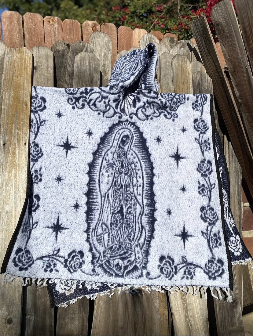 Disponible con y sin gorro ☀️ 
🔍Shop: Navy Blue and White Virgen de Guadalupe Poncho / Gaban
In stock & ready for purchase! 

shop rodeodurango.com or link in bio #artesaniasmexicanas #virginmary #virgendeguadalupe #textiles #poncho #gaban