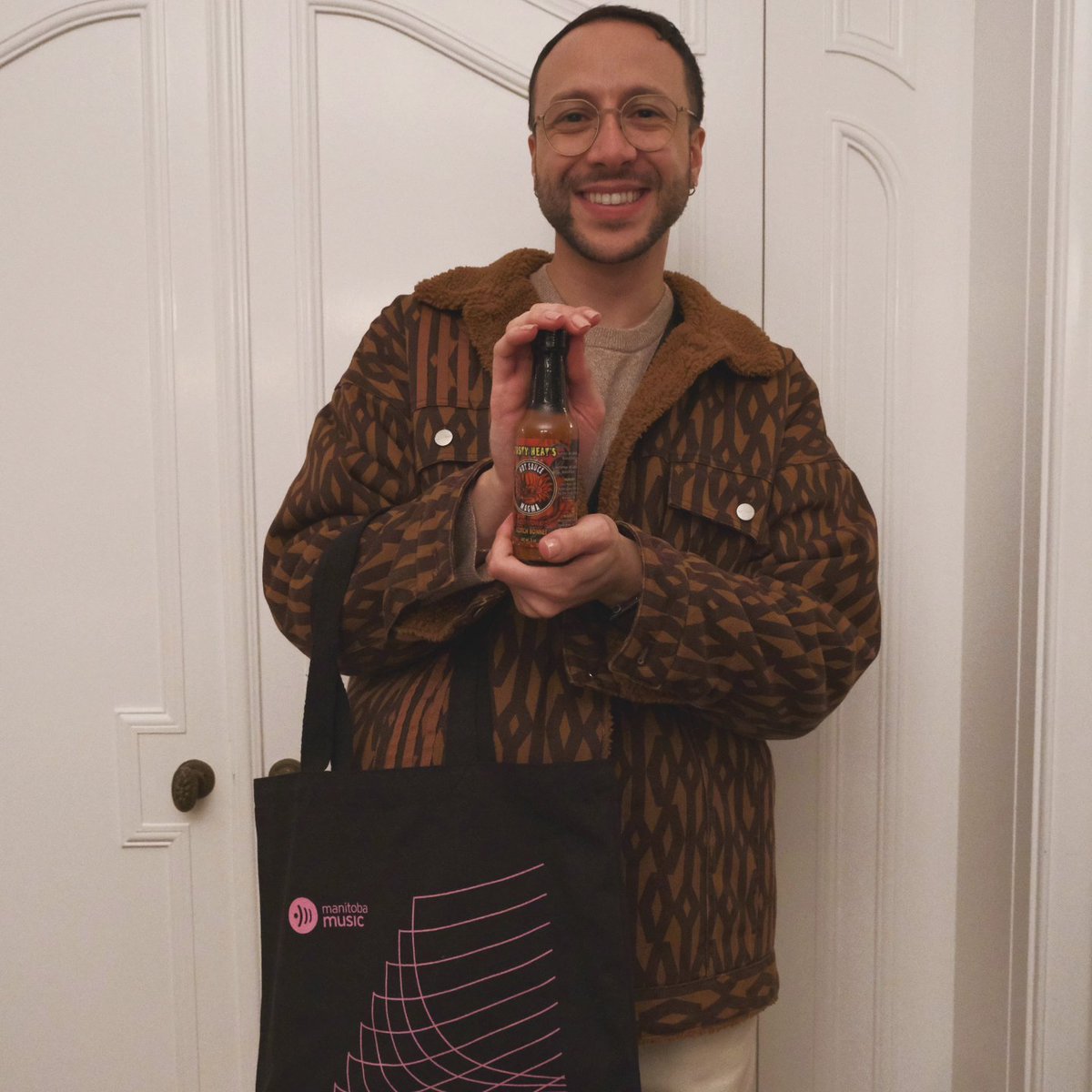 TastyHeatsFoods's tweet photo. Featured and represented local Manitoba flavors by holding one of our bottles of hot sauces is Andre Galuban, Head of Music Industry for the Consulate General of Canada in Los Angeles
Thank you again, Manitoba Music @manitobamusic Team and Consulate General of Canada Los Angeles https://t.co/HVgzCNdrh9