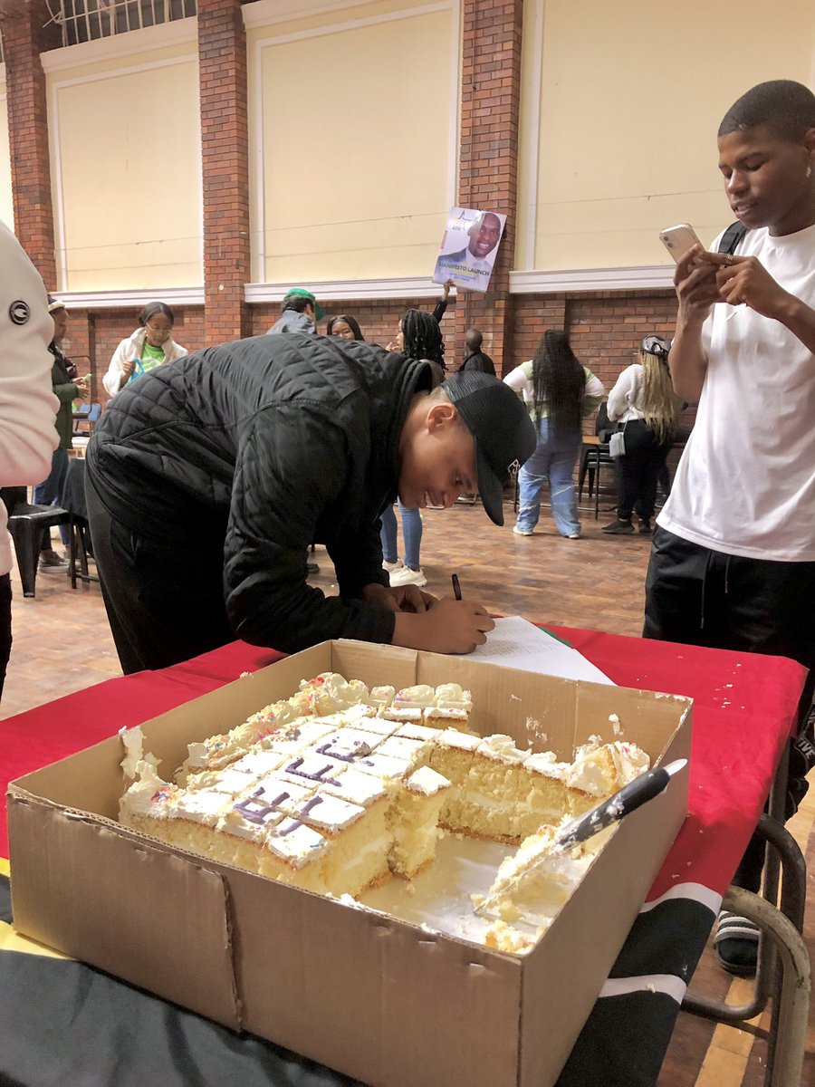 Revolutionary Greetings, 

In Pictures 📸: Rhodes University’s annual Societies Extravaganza. 

🚨: Society Sign Ups are open until the 7th of March; please can all those who are interested in joining our Student Command kindly sign up on ROSS. 

New year, new management! ❤️🖤💚