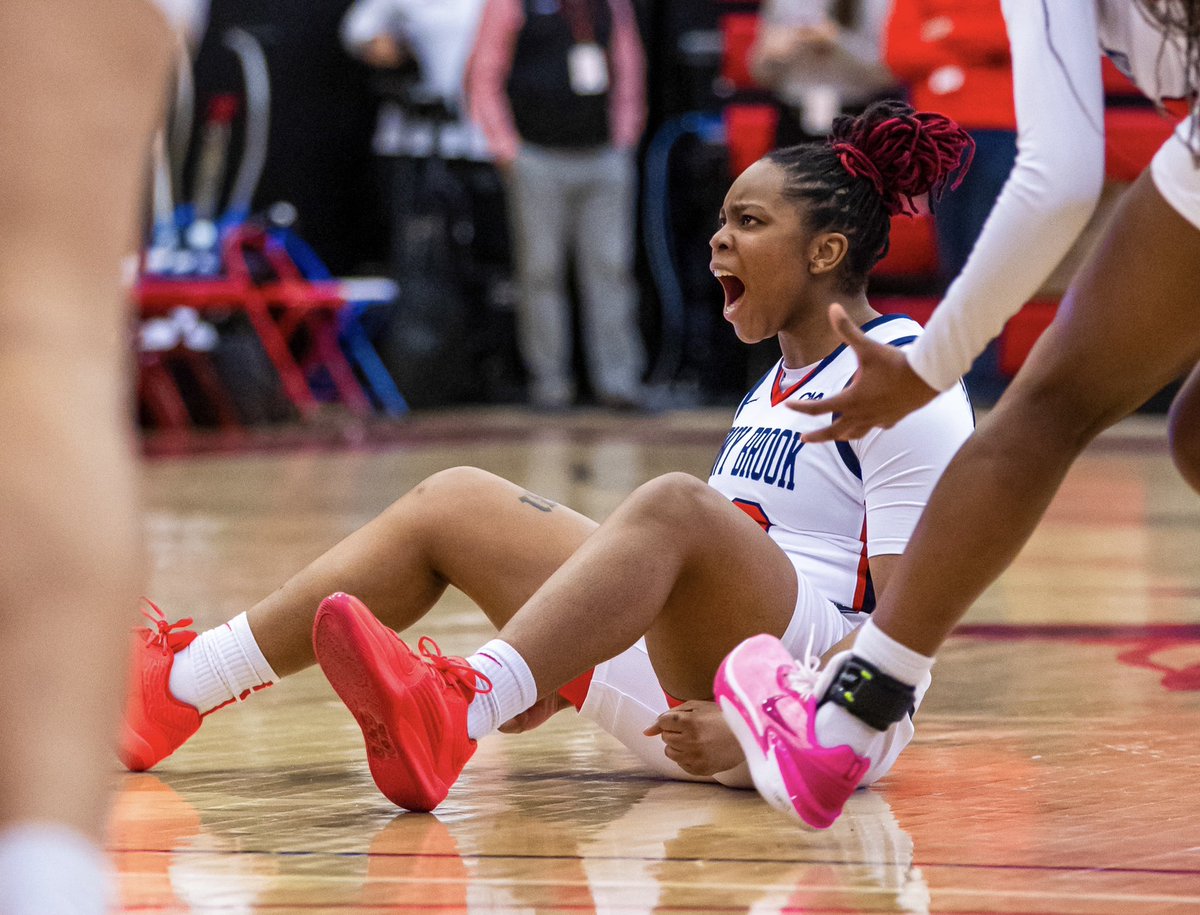 StonyBrookWBB's tweet photo. Four point play magic from @khalismikal 😤 

🌊🐺 x #CAAHoops https://t.co/1estusTiDn