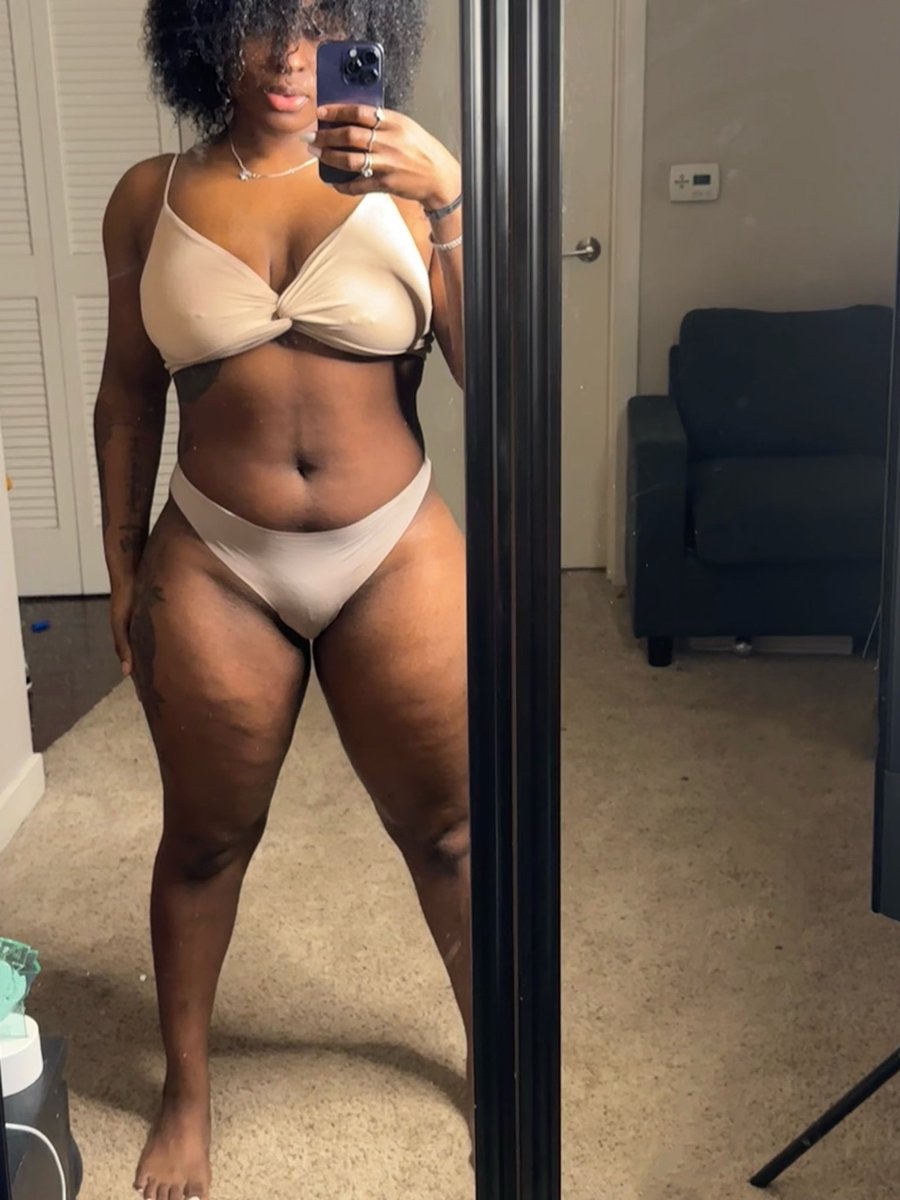 _deedeelicious's tweet photo. Lick me fuck me kiss me tease me🥥🤎 https://t.co/SmvPEMWvFA