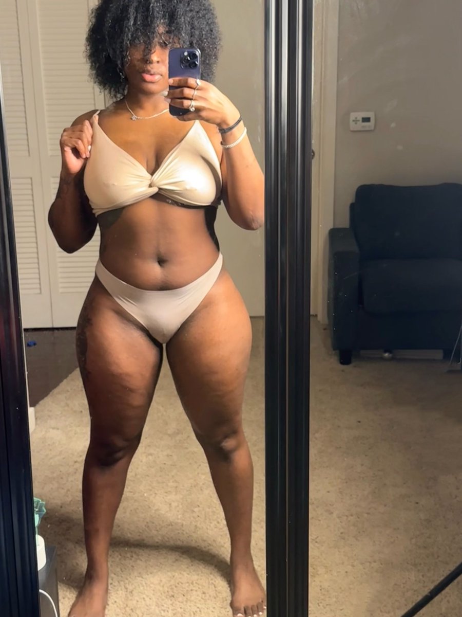 _deedeelicious's tweet photo. Lick me fuck me kiss me tease me🥥🤎 https://t.co/SmvPEMWvFA