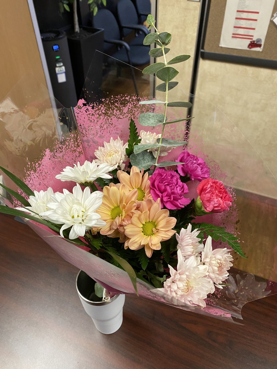 EricStigter's tweet photo. Wow, today just keeps getting better and better! After a round of wondering the halls to see the amazing things happening at our school, I came back to these! 💐 I'm so lucky to work at DSS! Thanks Michelle! https://t.co/09Fc23XQ4R