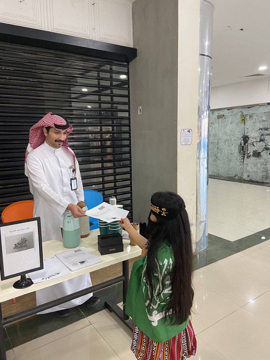 murafaah's tweet photo. شارك فريق #مُرافعة في محافظة القريات باحتفالات #يوم_التاسيس من خلال تقديم منشورات تثقيفية بالقانون السعودي و نشأته و تقديم استشارات قانونية مجانية للزوار. https://t.co/2LfQtJ19Be