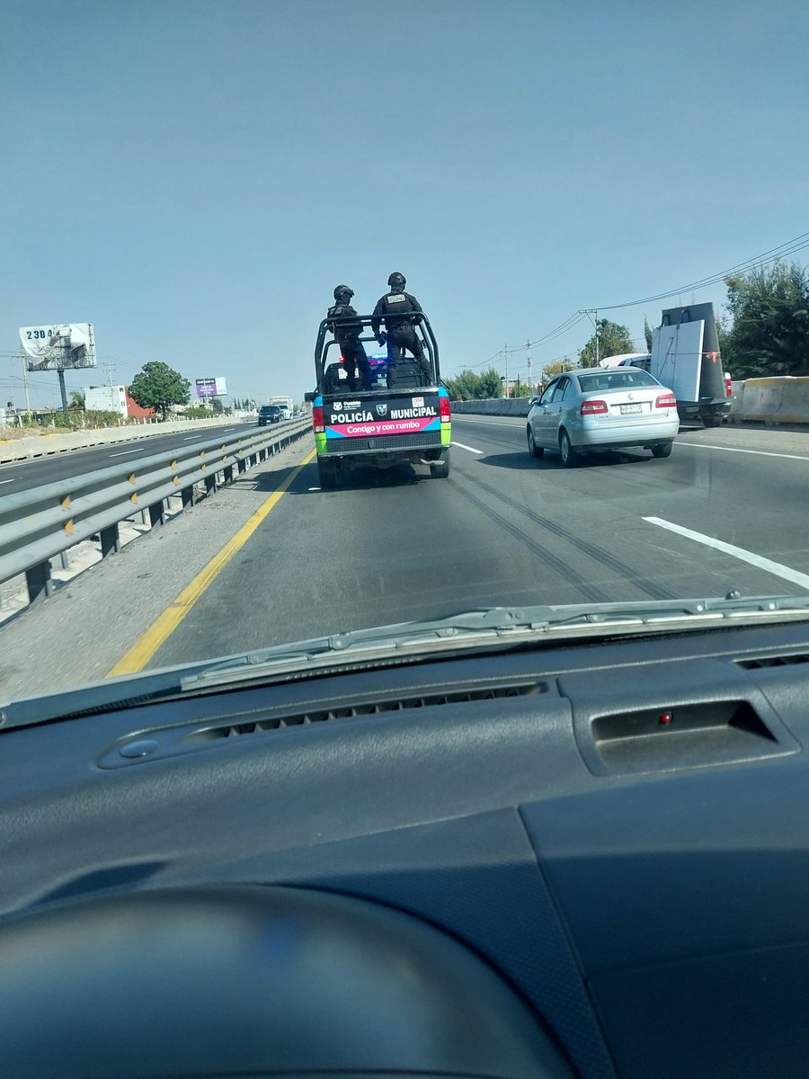 ivanhoecap's tweet photo. Esta patrulla intento chocarme 3 veces al venir circulando en la autopista puebla veracruz @SEGOB_mx @SergioSalomonC que onda con tus elementos se supone que ellos nos cuidan. #nomamar https://t.co/5cqPOm9xL0