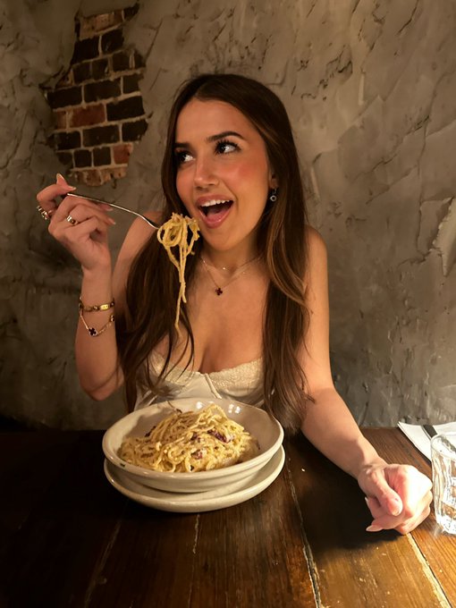 #NewProfilePic big backed bitches fighting over food edition :))) https://t.co/UQa2m4AGfV<a href="/tag/newprofilepic"class="tags">#NewProfilePic</a>