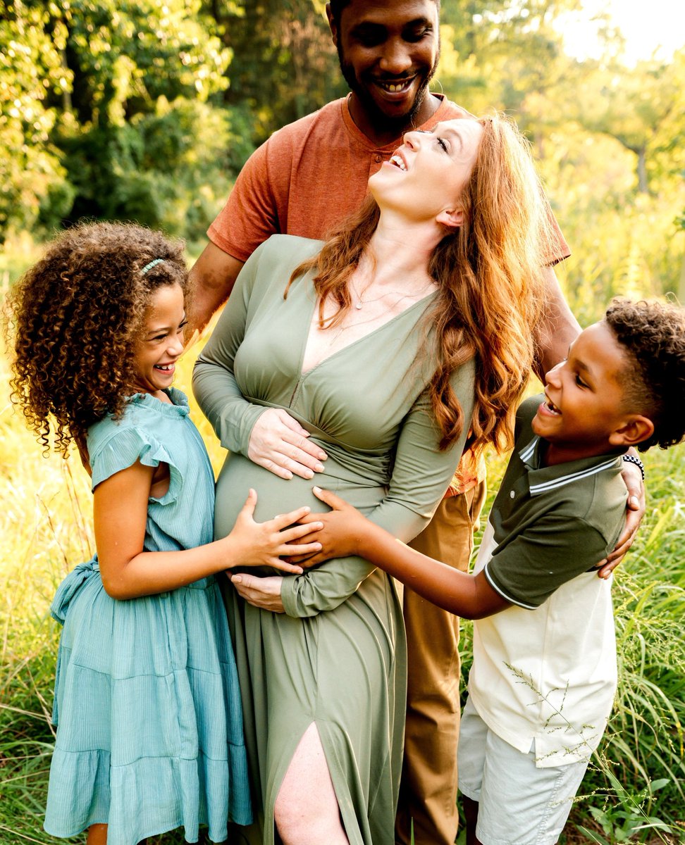 This family maternity shoot by Baltimore-based @jholseyphotography has us ready for Spring! 🌼

#prophotography #maternityphotoshoot #familyphotoshoot #maternityphotographer #expecting #springtime #momtobe