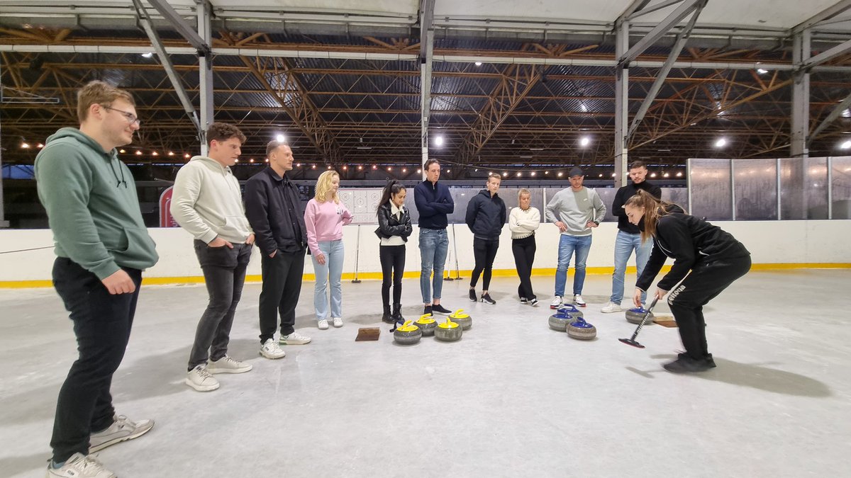anyboer's tweet photo. Heidag met brainstorm in de Schilderswijk bij #thesocialhub en om 17 uur curling in het Sporttainment Center #DeUithof. Afsluitend etentje bij #Hudson! #AfscheidPhilip https://t.co/iyMbwnEaGM