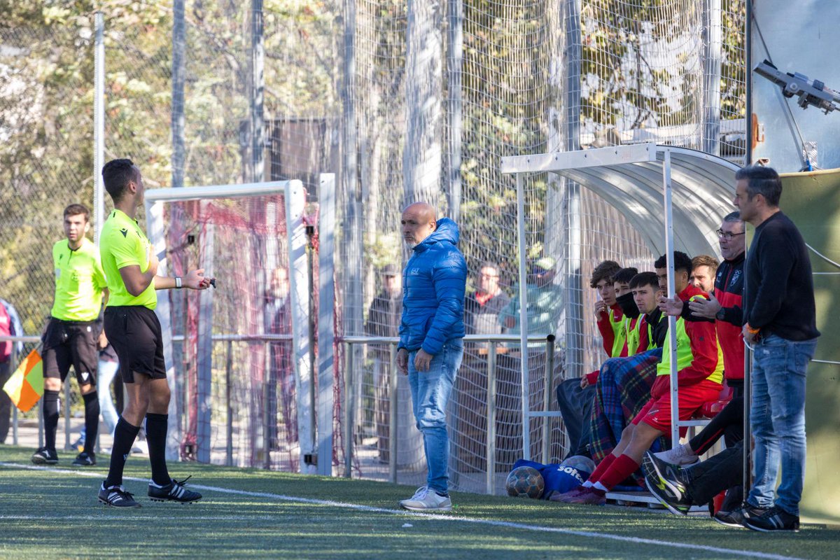 Entrenadors de la Segona catalana Grup 2. CE Canyelles: Juli Garcia Raya. (3t) dirigint de l’equip per  l’ascens a 2ªcat, formant tàndem amb Toni Gálvez un altre tècnic molt valorat, compaginant de director esportiu del Esport Base Papiol. (28t) de tècnic en la seva trajectoria.
