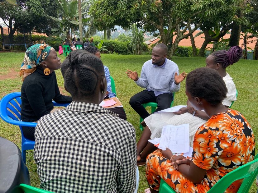 a_ha256's tweet photo. I co-founded @the_moveug with @derick_sod . As an econ student I am proud of our  a financial empowerment program for teenage mothers, providing them with entrepreneurship training and micro-loans to start their own businesses.

Learn more : https://t.co/Dj9PuVzSVS https://t.co/3Cps6QDPp2