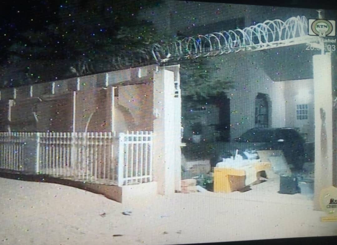 #Niger #CNSP Les autorités ont annoncé ce jeudi 22 février 2024, la découverte à #Niamey des caches d'armes de guerre dans une villa au quartier Francophonie extension Tchangarey occupée par des instructeurs militaires #Français qui s'est révélé être un vrai centre d'opération