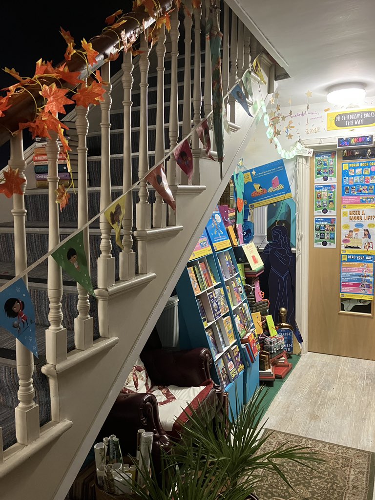 The Christmas #BookTree that became the #LoveBooks #Valentine tree is now the <a href="/WorldBookDayUK/">World Book Day UK 📚</a> <a href="/WorldBookDayIE/">WorldBookDayIE</a> tree! Couldn't resist including the little book chaps I made for #TheBookWhoWantedToBeLoved by <a href="/JbittlesJohn/">John Bittles</a> from other #WBD titles &amp; bunting from <a href="/TomPercivalsays/">Tom Percival</a> 📚💚