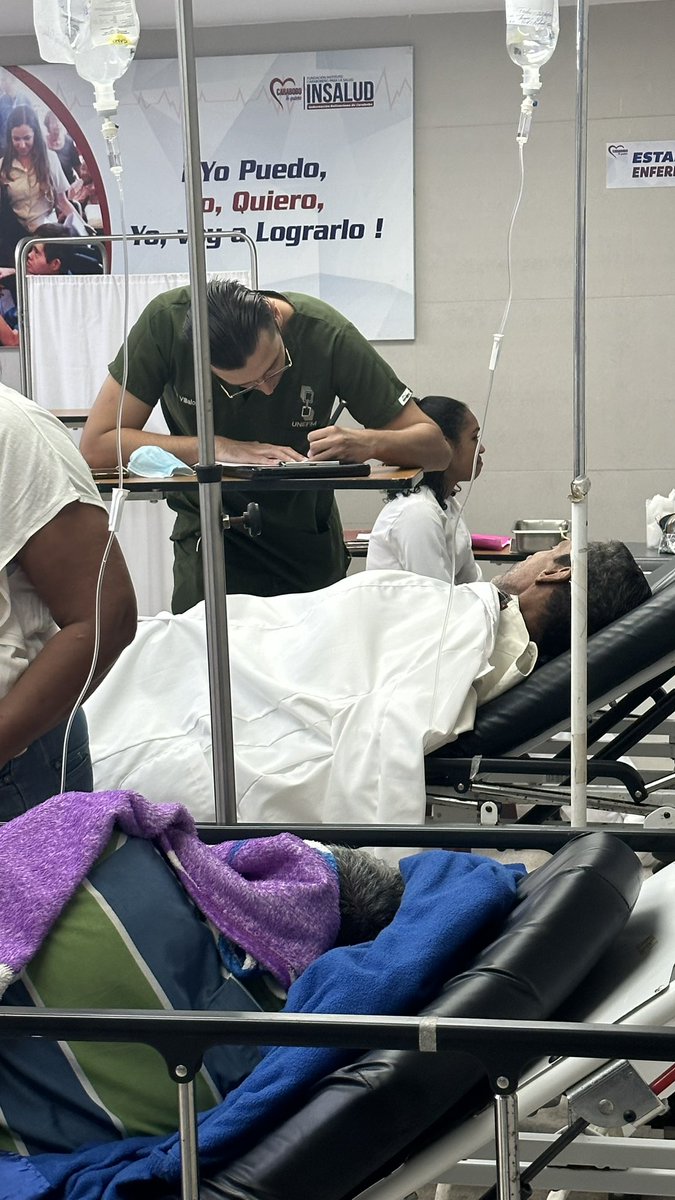 No se quien eres Iván, pero eres el mejor médico que mis ojos han visto.
Contexto: estoy en el hospital y hay un paciente temblando porque no tiene cobija y obvio el frío es inhumano, está sin familiares y el se quitó su bata y se la dio al paciente para que se arropara❤️‍🩹❤️‍🩹❤️‍🩹