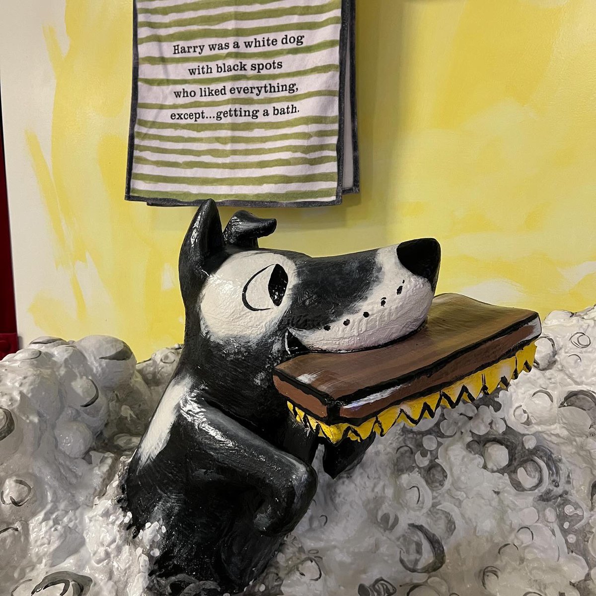 “It’s Harry! It’s Harry! It’s Harry!” they cried. This bathtub bench was one of the first sculptural pieces we built. Just like the pup in the book, this exhibit has been all over the place and got pretty dirty during our construction. Now we’re grateful he’s finally home. 1/2