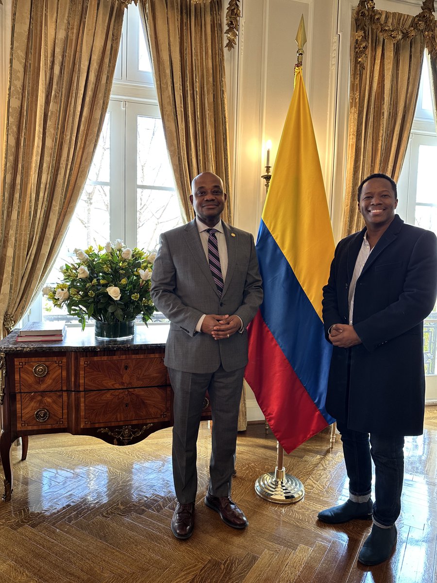 ColombiaEmbUSA's tweet photo. 🇨🇴🇺🇸A heartfelt throwback in celebration of Colombian artist @maurocastillo, who will be performing at this year's @WhiteHouse commemoration of the artistic contributions of Afro-Latinos to the US. Mauro will also speak about his work on inclusion and support for upcoming artists. His journey and dedication serve as an inspiration to many, and his contributions undoubtedly enrich the cultural landscape of both Colombia and the United States. 🎵🎙️