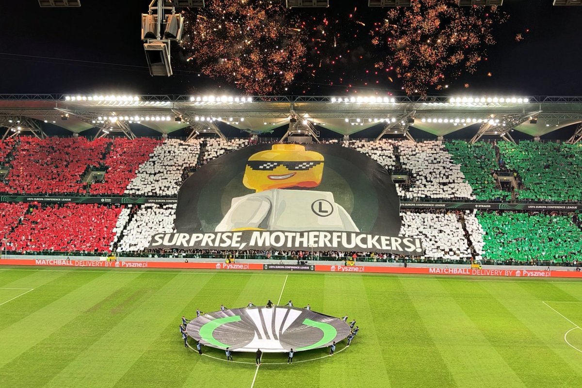 A UEFA puniu o Legia Varsóvia com o fechamento parcial do setor dos ultras...

Eles colocaram lá: "Dessa vez vocês venceram, UEFA"

Até que começa o jogo e eles lançam um SURPRISE MOTHERFUCKERS que não precisa de tradução na arquibancada central.

Muito foda