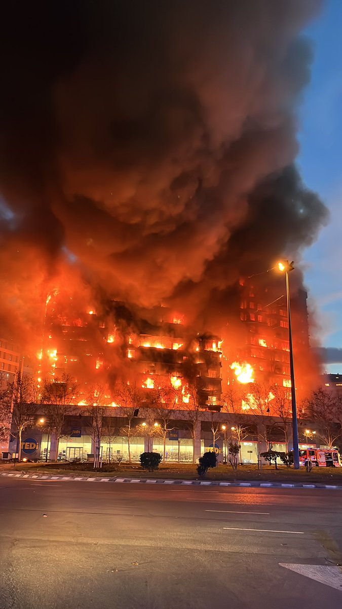 Lo de hoy ha sido un infierno. TODOS los compañeros que hemos estado en este infierno nos hemos quedado con el corazón roto. Gente que no ha podido salir, heridos, bomberos jugándose la vida para salvarles… Gracias por las muestras de ayuda de la gente, a los hoteles y a todos.