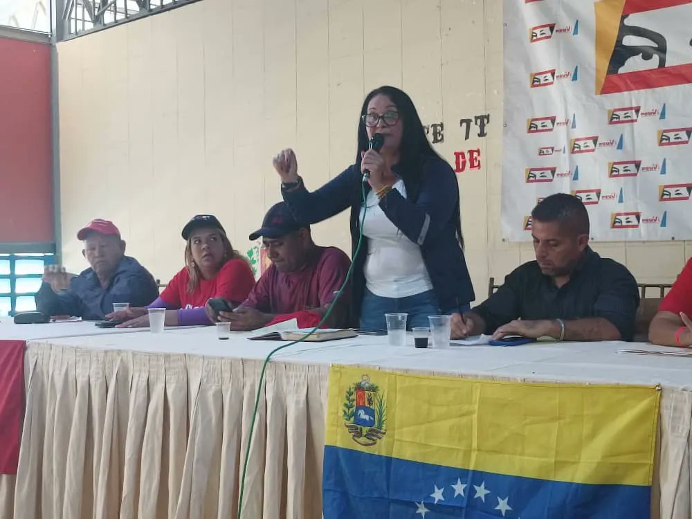 Maria_ElisaChi's tweet photo. A fin de encaminar y transformar el crecimiento sociopolítico y económico del país, se desarrolló un encuentro con los educadores de la Patria, con el objetivo de debatir y profundizar las 7T, impulsadas por el presidente Nicolás Maduro. @GPintoVzla
 
#ProducirParaVencer https://t.co/c7NVcs2YTi
