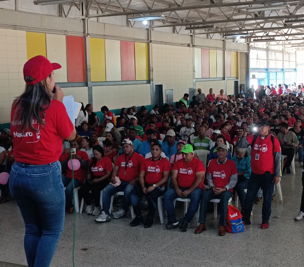 Maria_ElisaChi's tweet photo. A fin de encaminar y transformar el crecimiento sociopolítico y económico del país, se desarrolló un encuentro con los educadores de la Patria, con el objetivo de debatir y profundizar las 7T, impulsadas por el presidente Nicolás Maduro. @GPintoVzla
 
#ProducirParaVencer https://t.co/c7NVcs2YTi