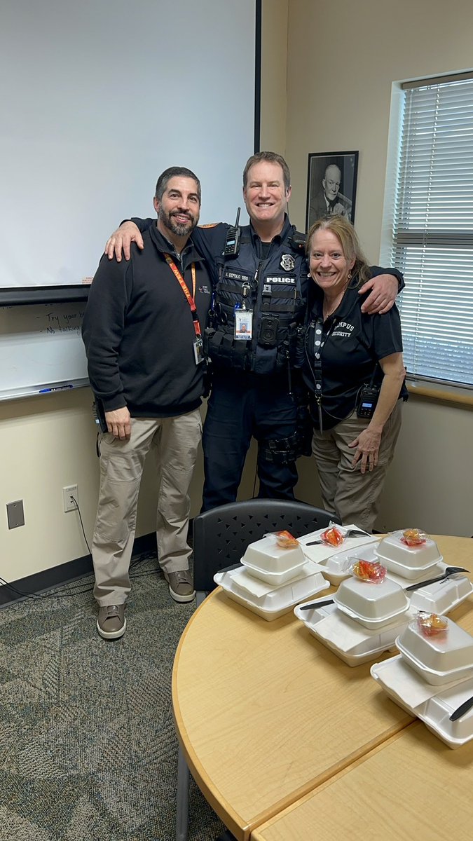 EEisenhowerms's tweet image. On Day 102 of #180daysoflearning at IKE. We celebrated our School Resource Officer. Thank you for your service!!! #KidsLearnAtIKE @WilnicG @DrIanBSaltzman @EPS_Region3 @EPS_DeputySupt @EverettSchools