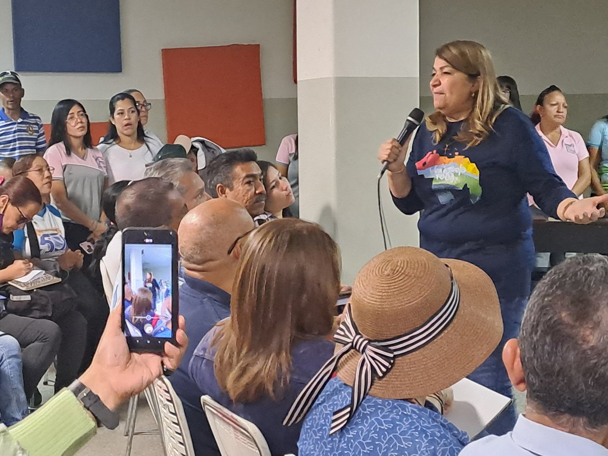 Gran debate de las 7 Transformaciónes con el sector educativo junto a nuestra Ministra <a href="/_LaAvanzadora/">Yelitze Santaella</a> y la Gobernadora <a href="/Soykarinacarpio/">Karina Carpio</a>
 ¡Aragua es educación! 
#ProducirParaVencer 
<a href="/NicolasMaduro/">Nicolás Maduro</a> 
@MPPEDUCACION 
<a href="/CDCEAragua/">CDCE ARAGUA</a>