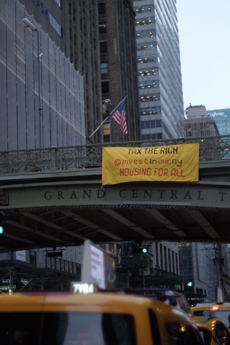 citizenactionny's tweet photo. We did a thing.

On Thursday afternoon, we dropped 6 banners in 6 regions across New York State to send a clear message to our legislators - TAX THE RICH. NOW. 📢 ⬇️ https://t.co/sp8wM7VXrE