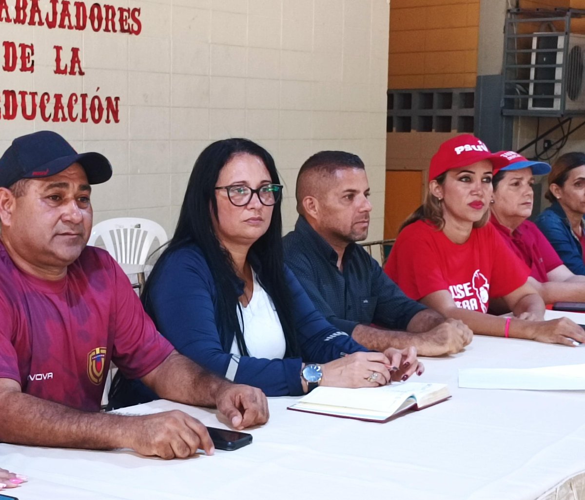 Maria_ElisaChi's tweet photo. #Sucre|| Desde el L.B "José Silverio González" estuvimos presentes en el gran debate sobre las 7T impulsadas por el presidente @NicolasMaduro  en aras a la transformación de nuestro país. @GPintoVzla 

#ProducirP https://t.co/FQApceNIzG