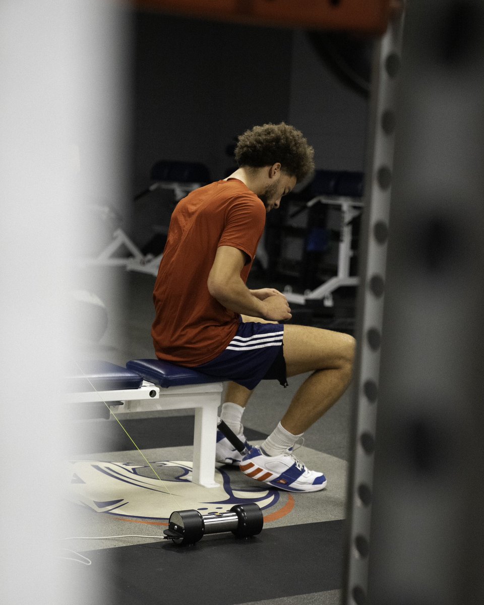 SAMSON_EQ's tweet image. Highlighting South Alabama's men's basketball team thriving in their efficient Samson-equipped weight room. Designed to turn limited space into a high-performance training environment, witness the Jaguars' dedication and strength in action.  #Samsonstrong #SouthAlabama #Jaguars