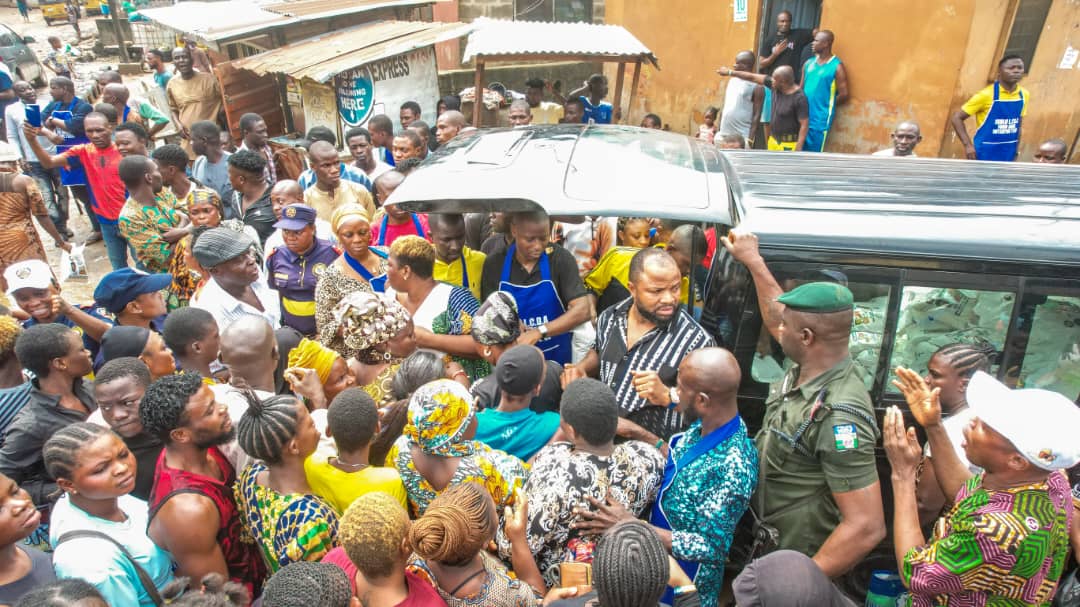 IsoloNews's tweet photo. In a bid to Alleviate the Economic  hardship of his people and also to provide support for the Poor and Vulnerable household by putting smile on their faces, the Executive Chairman of Isolo LCDA, Hon Olasoju Adebayo distributed food packages. https://t.co/BMV4amvSmj