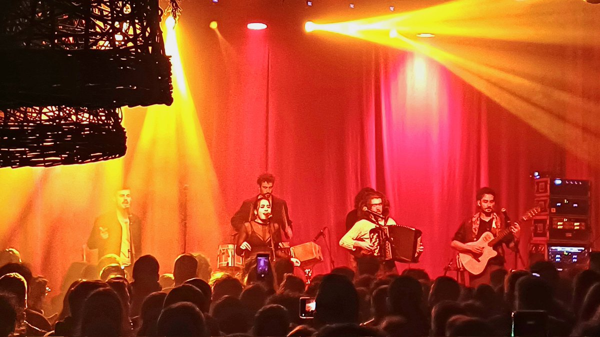 silcerino's tweet photo. #Coruña | A Sala #INNClub acolle a festa polo #DíaDosMediosEnGalego e o fai ao grande cos concertos 🎉🎶 de @fillasdecassmp3 e #DeNinghures.
#XovesNoite que molan! https://t.co/SJXiXLbSQ3