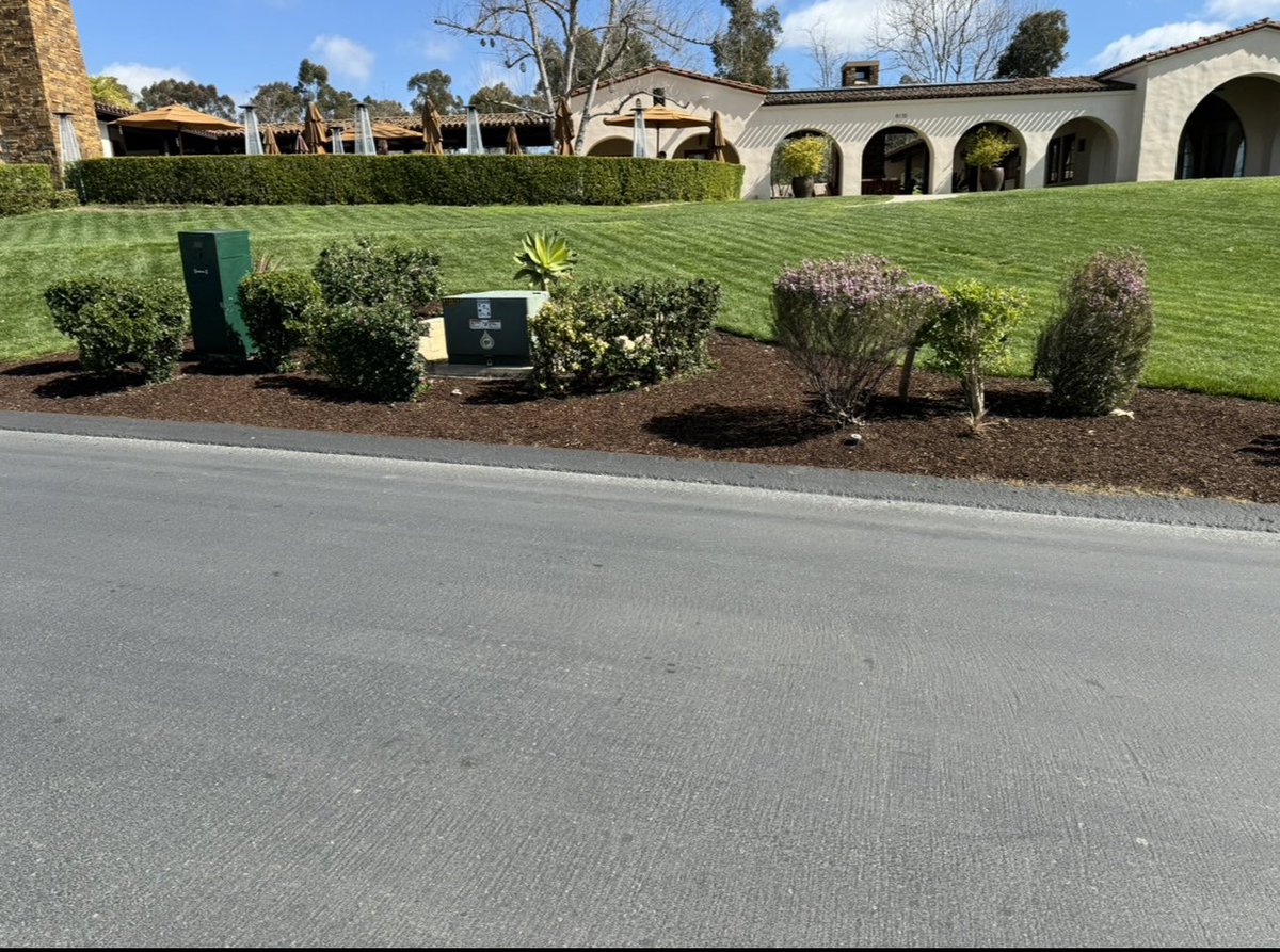 TCaranci's tweet image. Great job by the golf maintenance team this week working on freshening up The Hacienda.