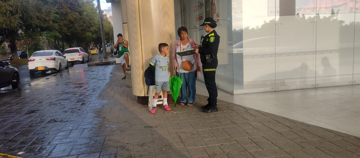 Desde <a href="/CampanarioCC/">Campanario Centro Comercial 🧡</a> agradecemos a la Policía de Infancia y Adolescencia por sensibilizar a clientes y visitantes sobre el no reclutamiento forzado de niños y adolescentes. Importante recordar las líneas de atención inmediata: 141 de <a href="/ICBFColombia/">Bienestar Familiar | ICBF</a> y 123 de <a href="/PoliciaColombia/">Policía de Colombia</a>
