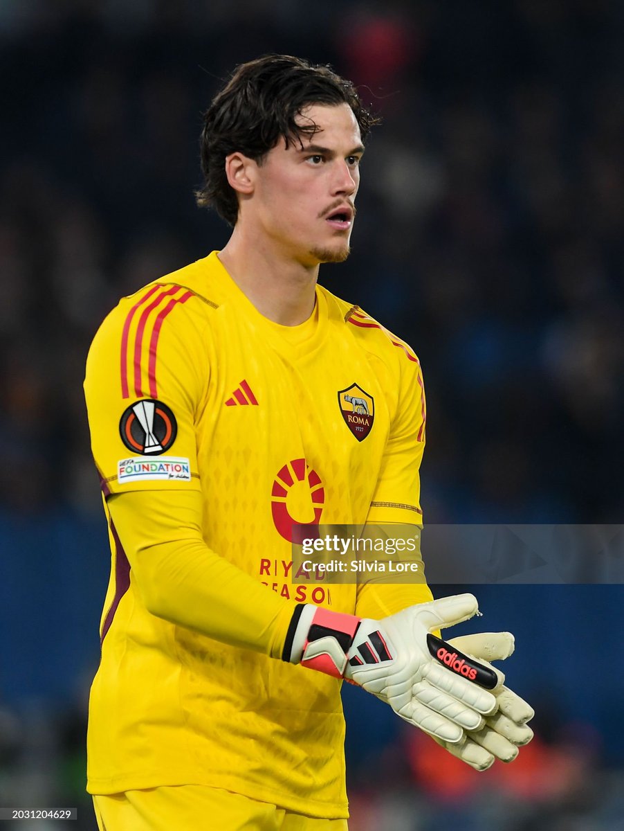 L'IMPORTANZA DI AVERE UN PORTIERE, SVILAR SI È PRESO LA ROMA, SI È PRESO IL FUTURO, QUANTO CAZZO TE LO MERITI

DIMENTICAVO: LA ROMA SI E IO FEYE NO OOOHHH OHHHH LA ROMA SI E IL FEYE NO OOHHHHHH OHHHH