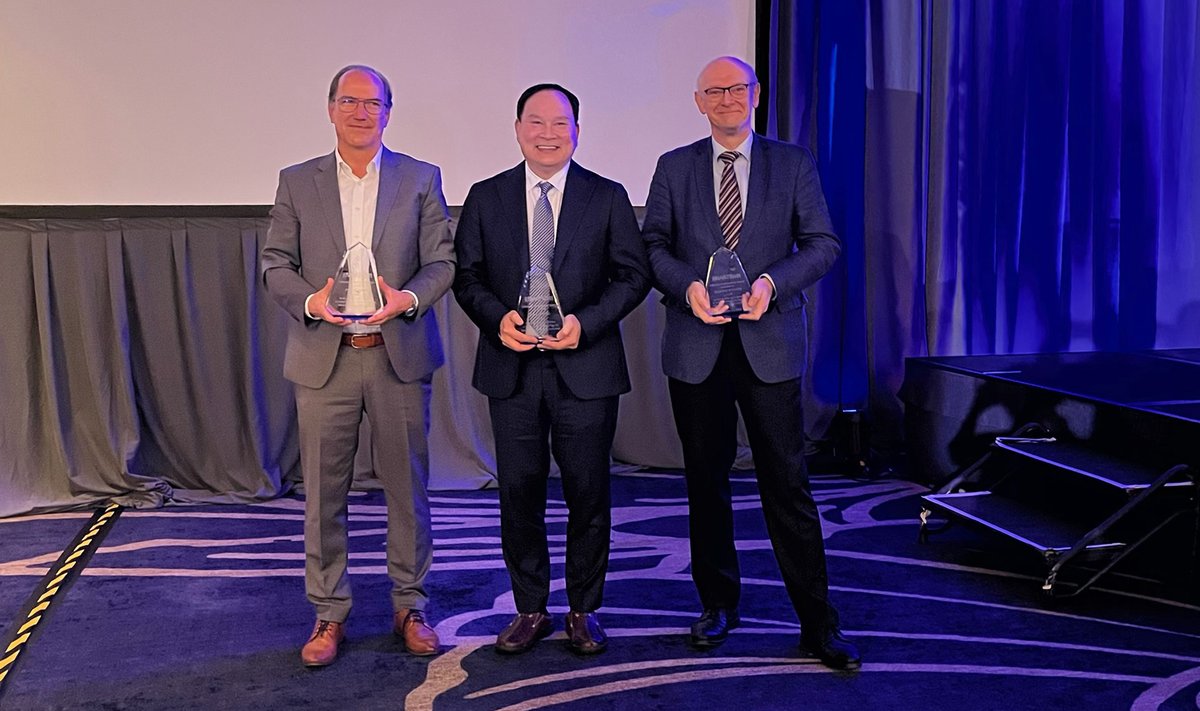 fzj_iek's tweet image. Prof. Dr Martin Winter receives NAATBatt Lifetime Achievement Award!

Congratulations! 🎉🔋

Read more: fz-juelich.de/en/iek/iek-12/…

#IEK_12 @fz_juelich @naatbatt #Energy #Battery #BatteryResearch