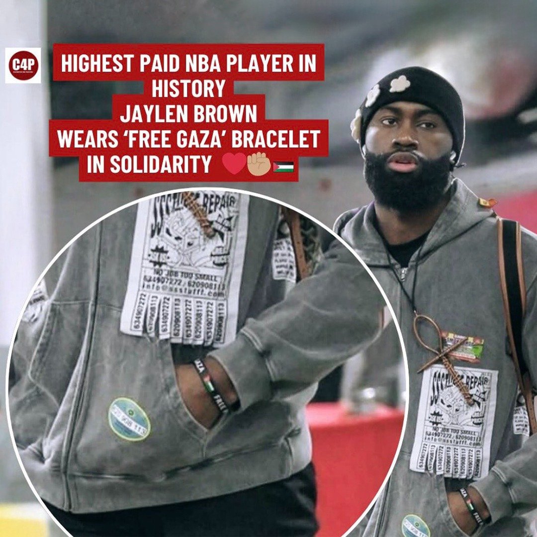 NBAdabad's tweet photo. Entre os jogadores abertamente apoiadores da Palestina, temos Jaylen Brown.

No mês passado, ele chegou para uma partida com uma pulseira que dizia "Free Gaza" (Gaza Livre, em português). https://t.co/XPchILHgmt